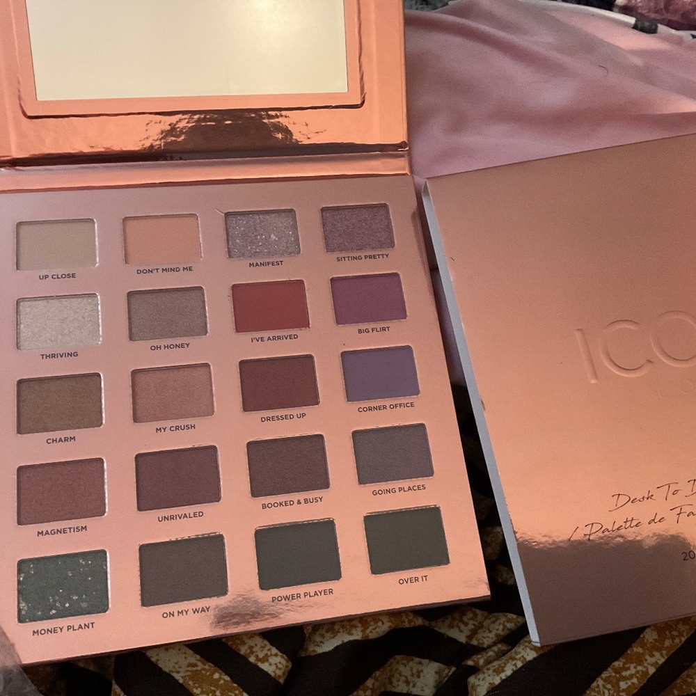Iconic desk to dance eyeshadow pallet